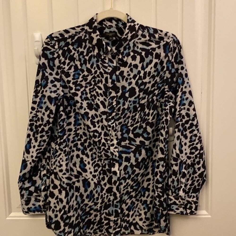 E768 Talbots Collar Blouse Women’s Butto Sz MP Animal Print Beautiful